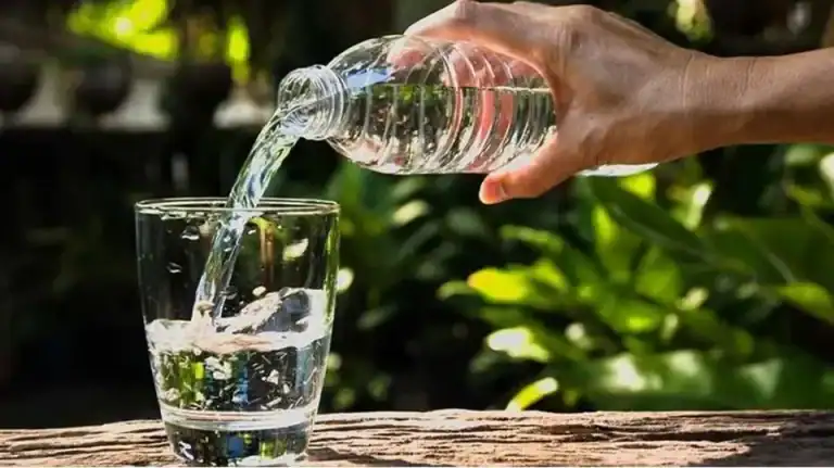 مضغ الماء: أسلوب غير مألوف لتحسين الترطيب والهضم