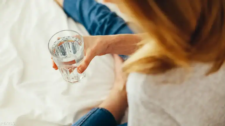 خرافة “ثمانية أكواب يومياً”: ما كمية الماء التي يحتاجها جسمك حقاً؟ خرافة "ثمانية أكواب يومياً": ما كمية الماء التي يحتاجها جسمك حقاً؟