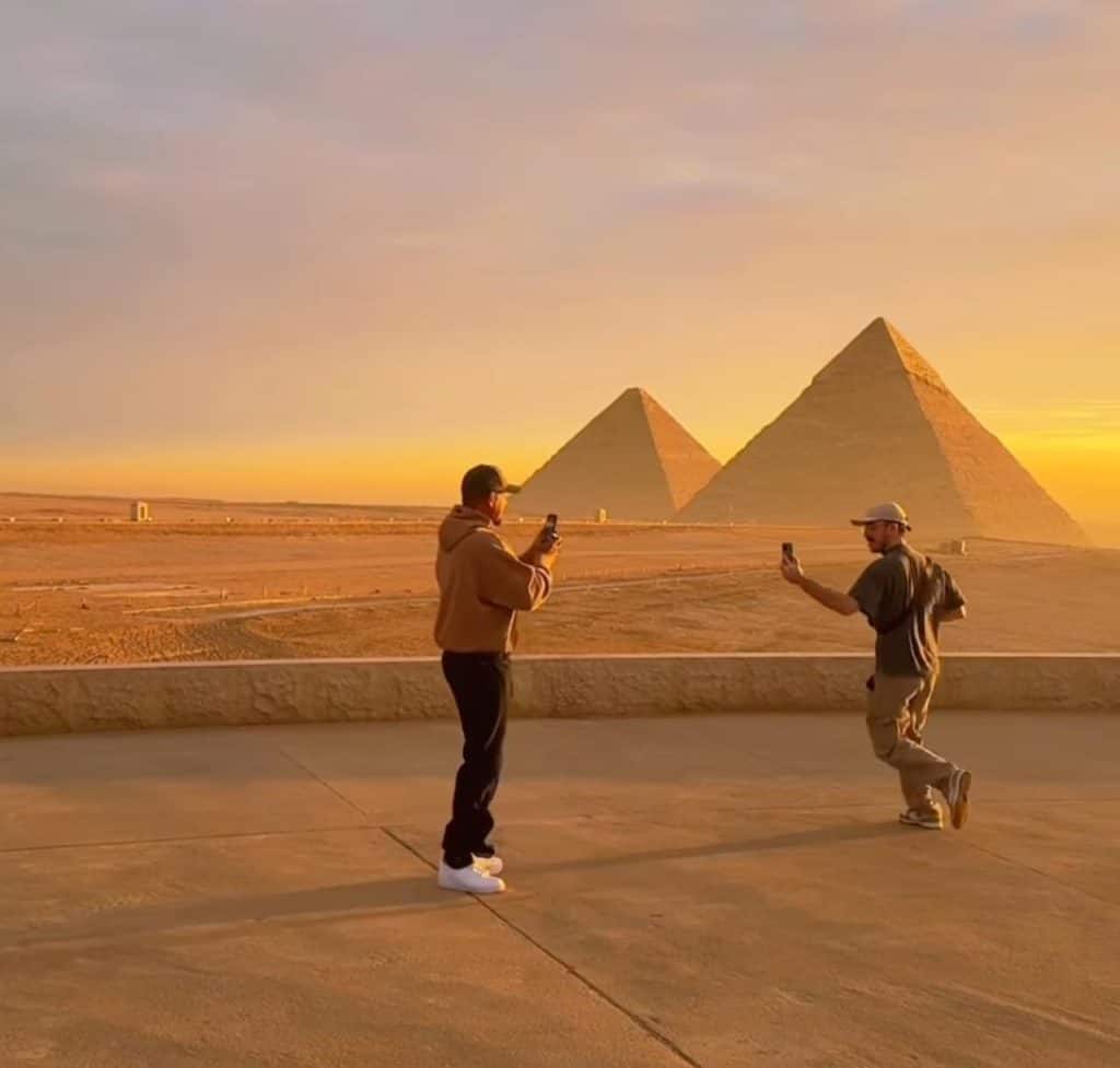 ويل سميث يطلق “القاعدة رقم 83” للتصوير أمام أهرامات الجيزة 1 ويل سميث يطلق “القاعدة رقم 83” للتصوير أمام أهرامات الجيزة