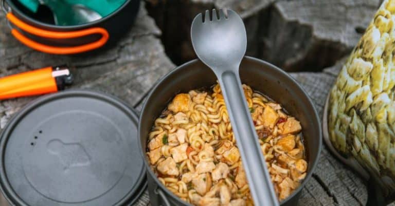 أدوات المائدة للرحلات الجبلية: ماذا تحزم وكيف تختار؟