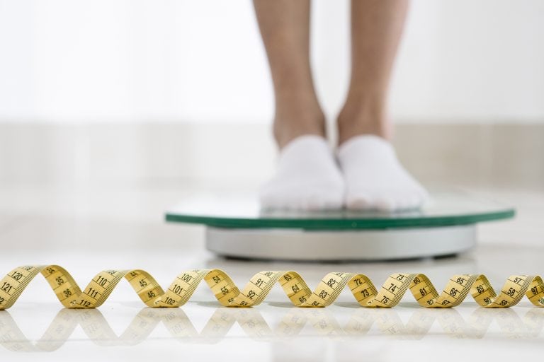 لماذا يتوقف الوزن أثناء الحمية؟ الأسباب والحلول الفعّالة