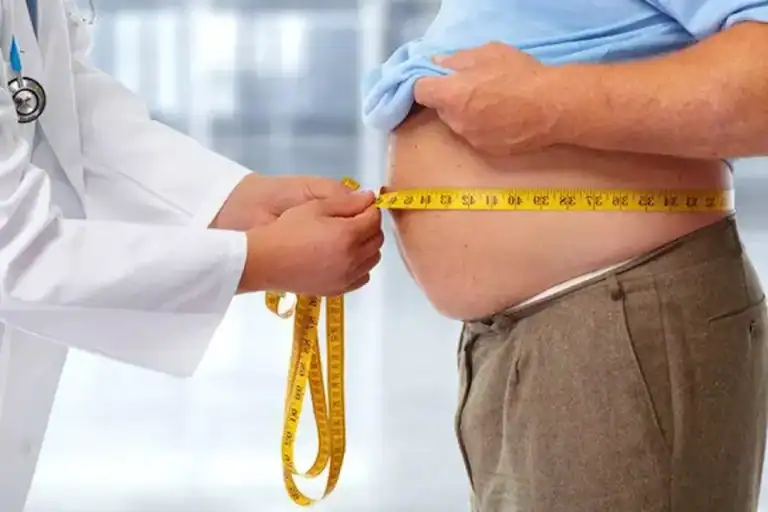 بعد سن الثلاثين.. 6 عادات قد تدفع الرجال إلى زيادة الوزن