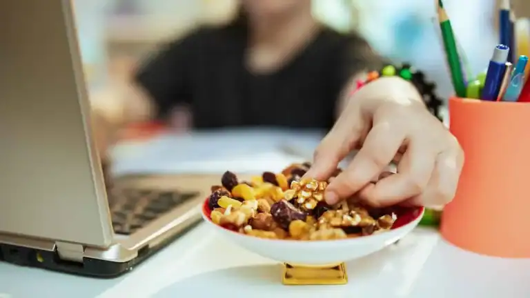 أطعمة قد تصنع الفارق في تركيز الأطفال أثناء الدراسة