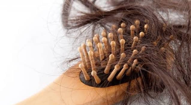 خبراء جلدية: تساقط 50 إلى 100 شعرة يوميا معدل طبيعي خبراء جلدية: تساقط 50 إلى 100 شعرة يوميا معدل طبيعي